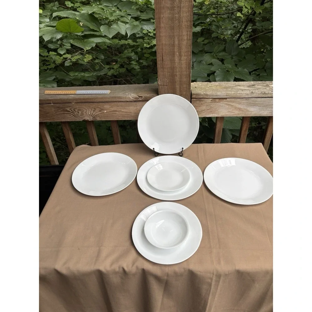 Corelle White Winter Frost (7) 4 Dinner Plates, 1 Lunch Plate 1 Bread Berry Bowl